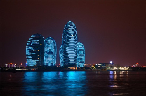 低头望我的眼睛是什么歌（低头看叫什么望）